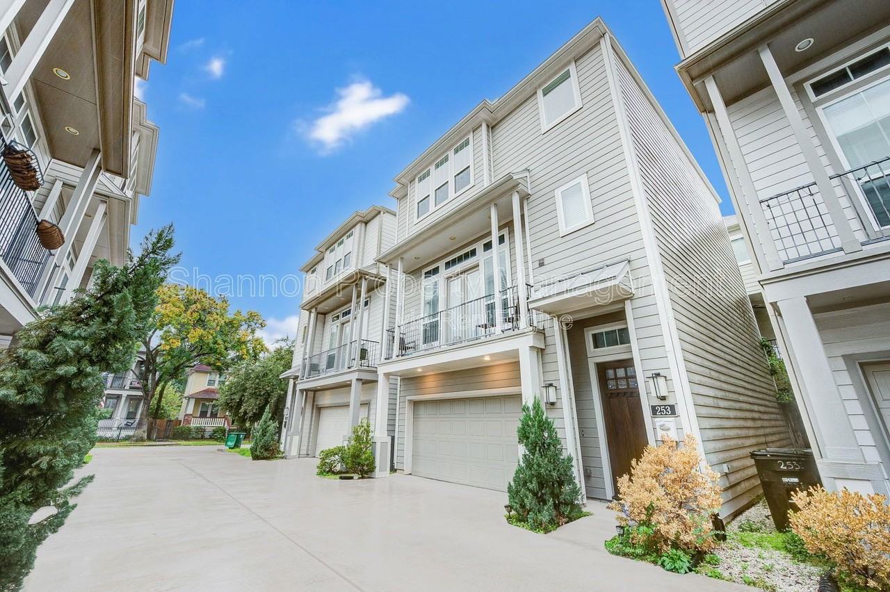 253 W 27th St - Photo 2 of 28