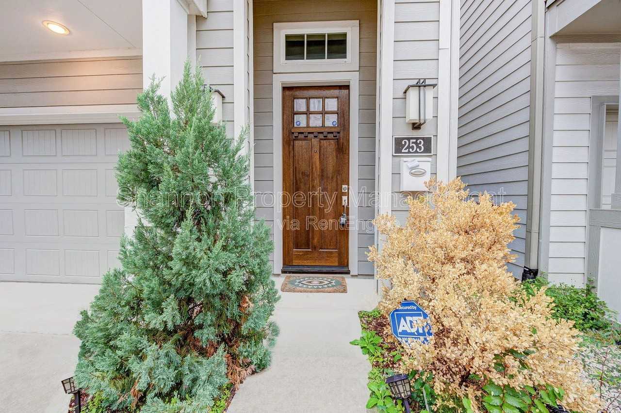 253 W 27th St - Photo 3 of 28