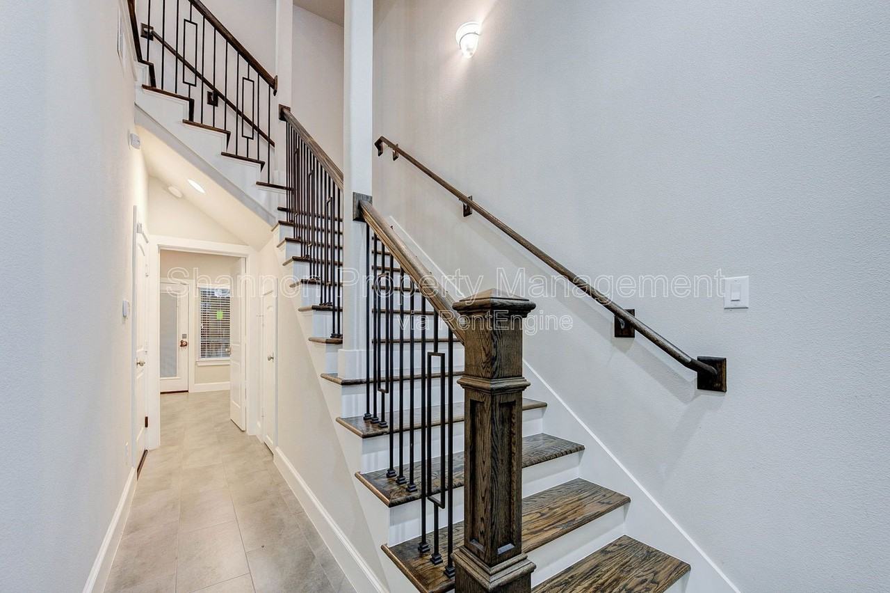 253 W 27th St - Photo 4 of 28