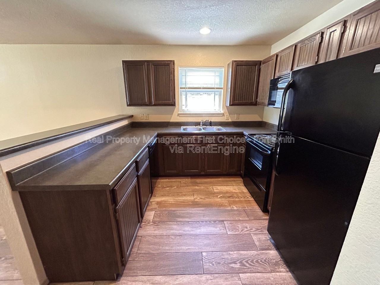 318 S 12th St - Photo 4 of 12