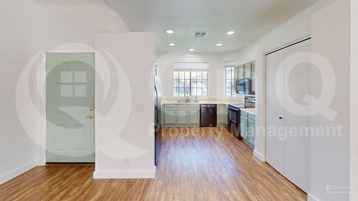 941 E Park Ave - Photo 2 of 14