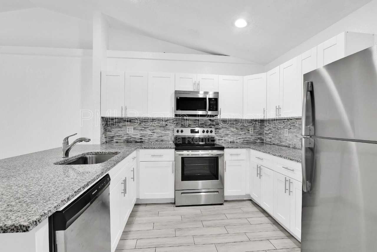 13900 Folkestone Cir - Photo 4 of 37