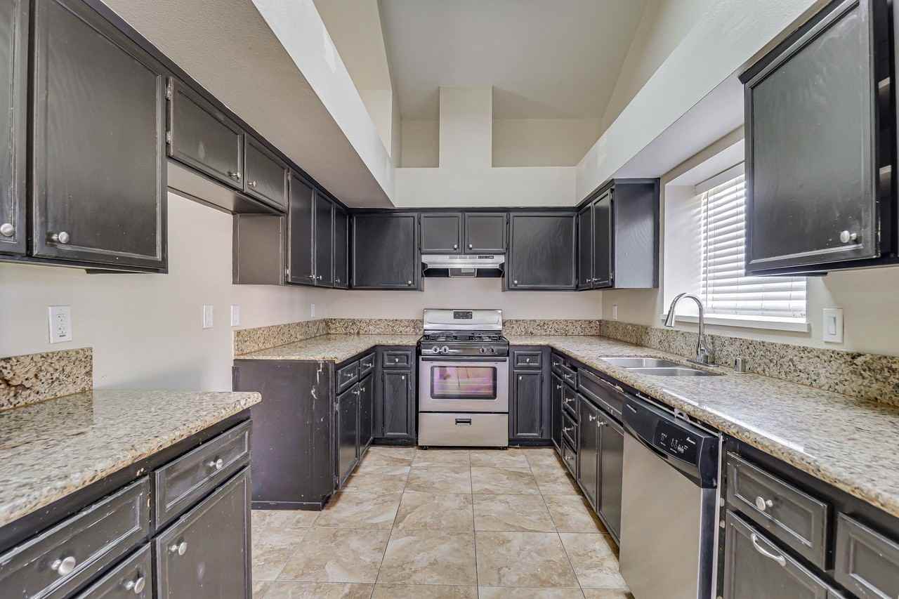 3316 Fiesta Ave - Photo 7 of 23