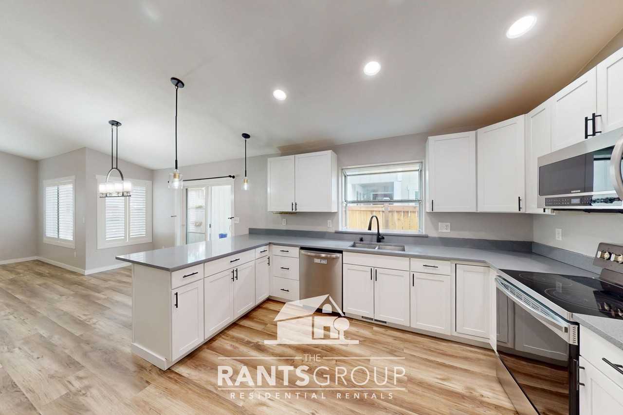 3700 Derby Ln Se - Photo 5 of 36