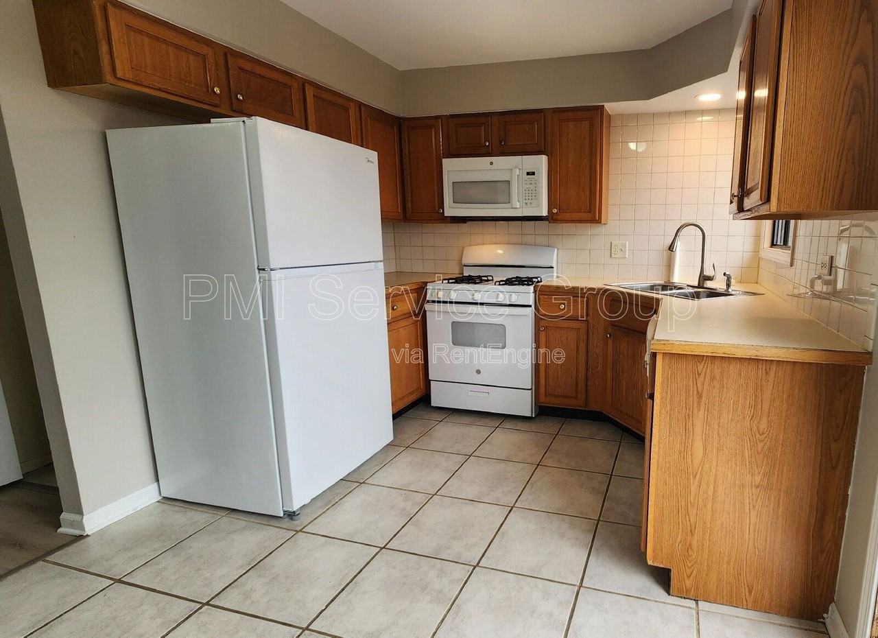 400 Echo Ln #4 - Photo 2 of 17