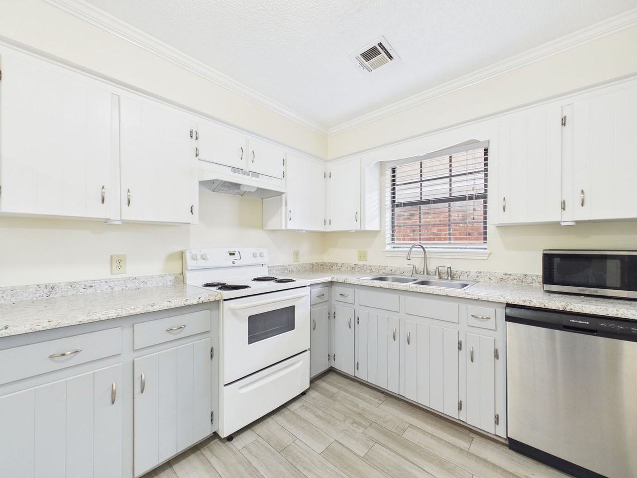 106 Doubloon Dr - Photo 3 of 32