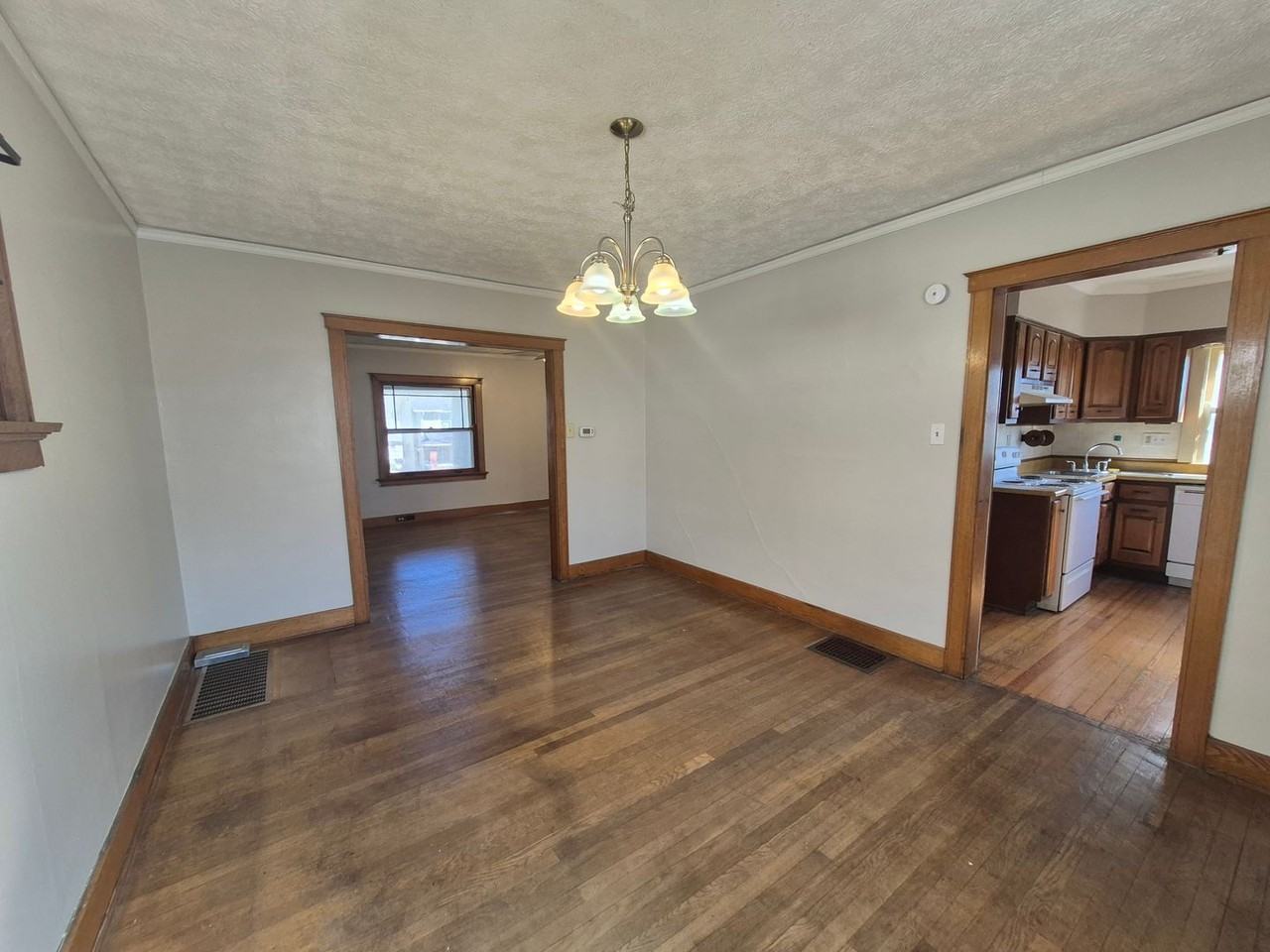 1146 Beaumont Ave - Photo 4 of 12