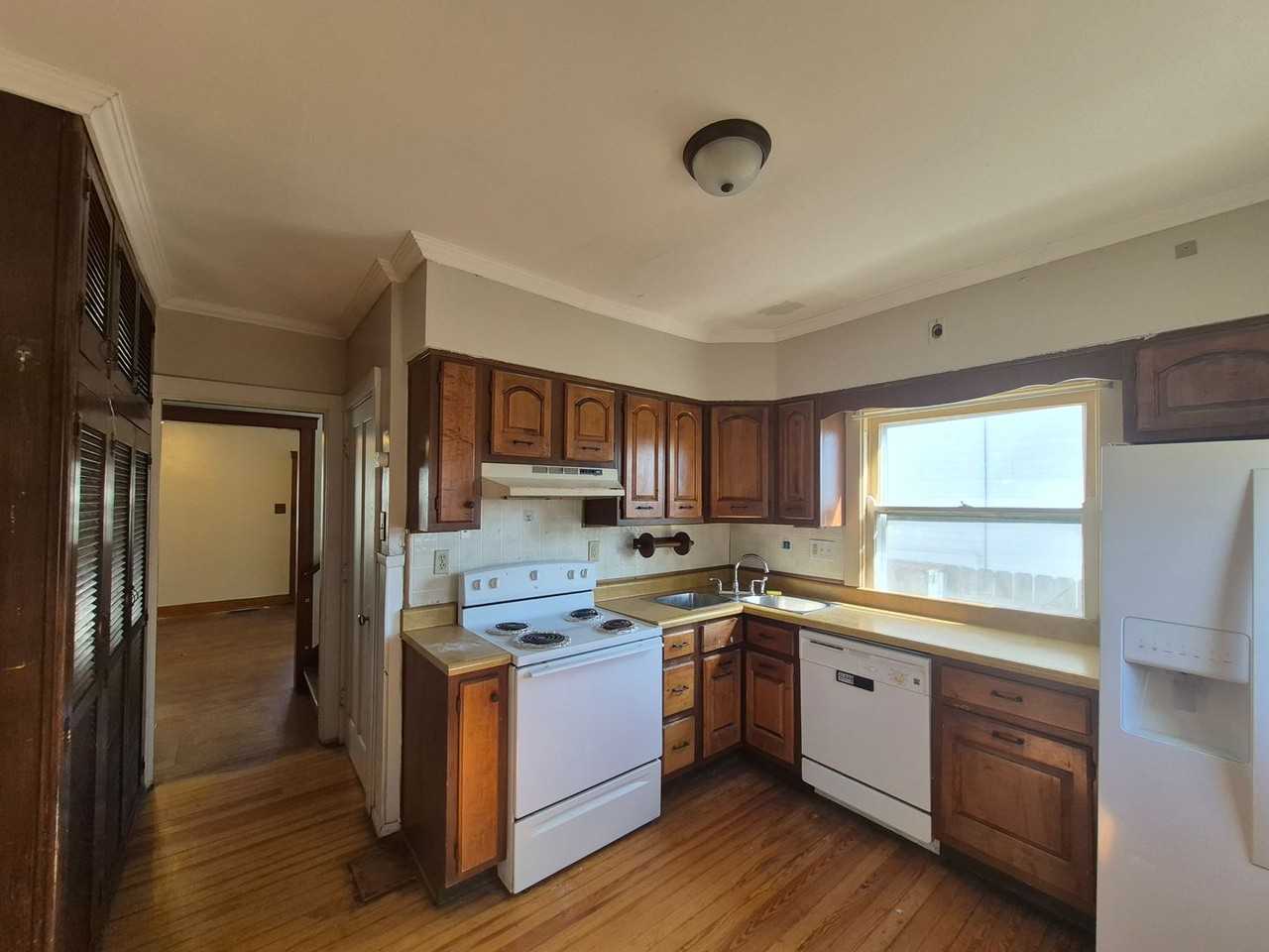 1146 Beaumont Ave - Photo 5 of 12