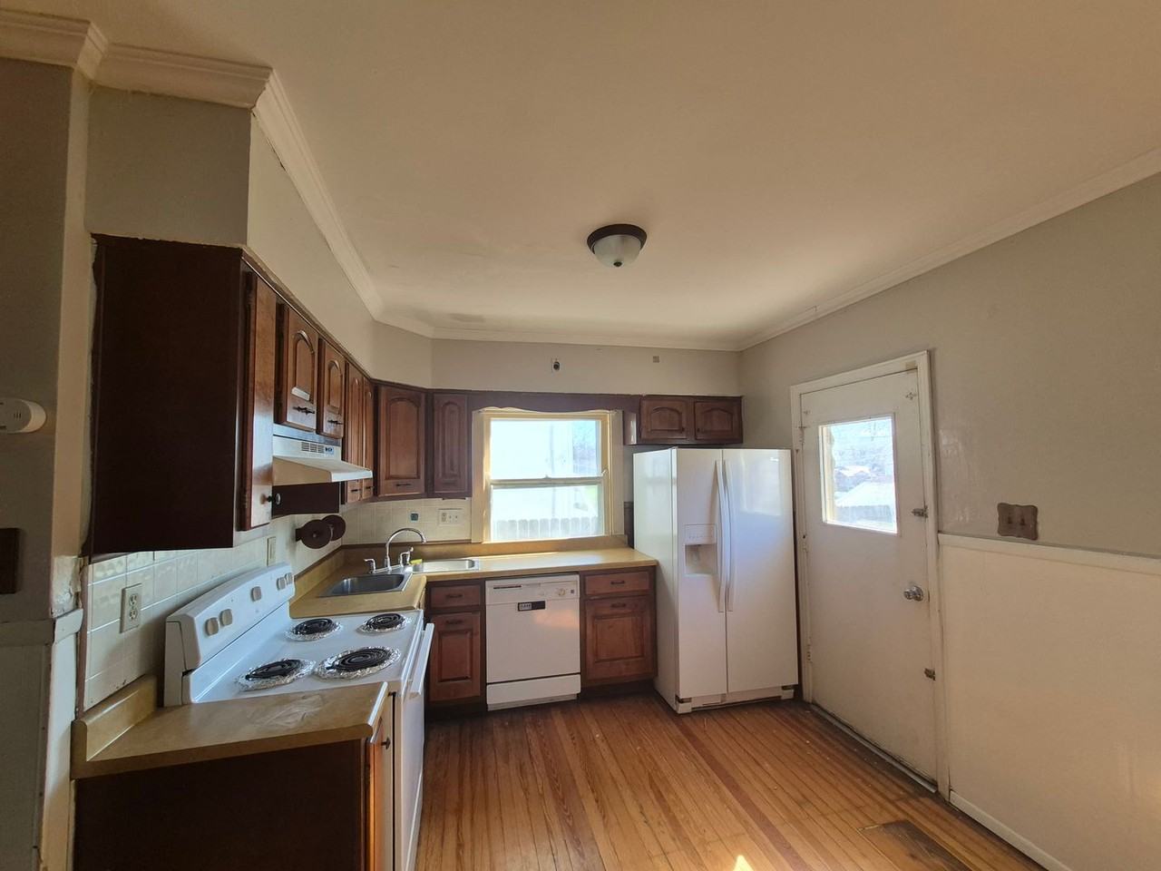 1146 Beaumont Ave - Photo 6 of 12