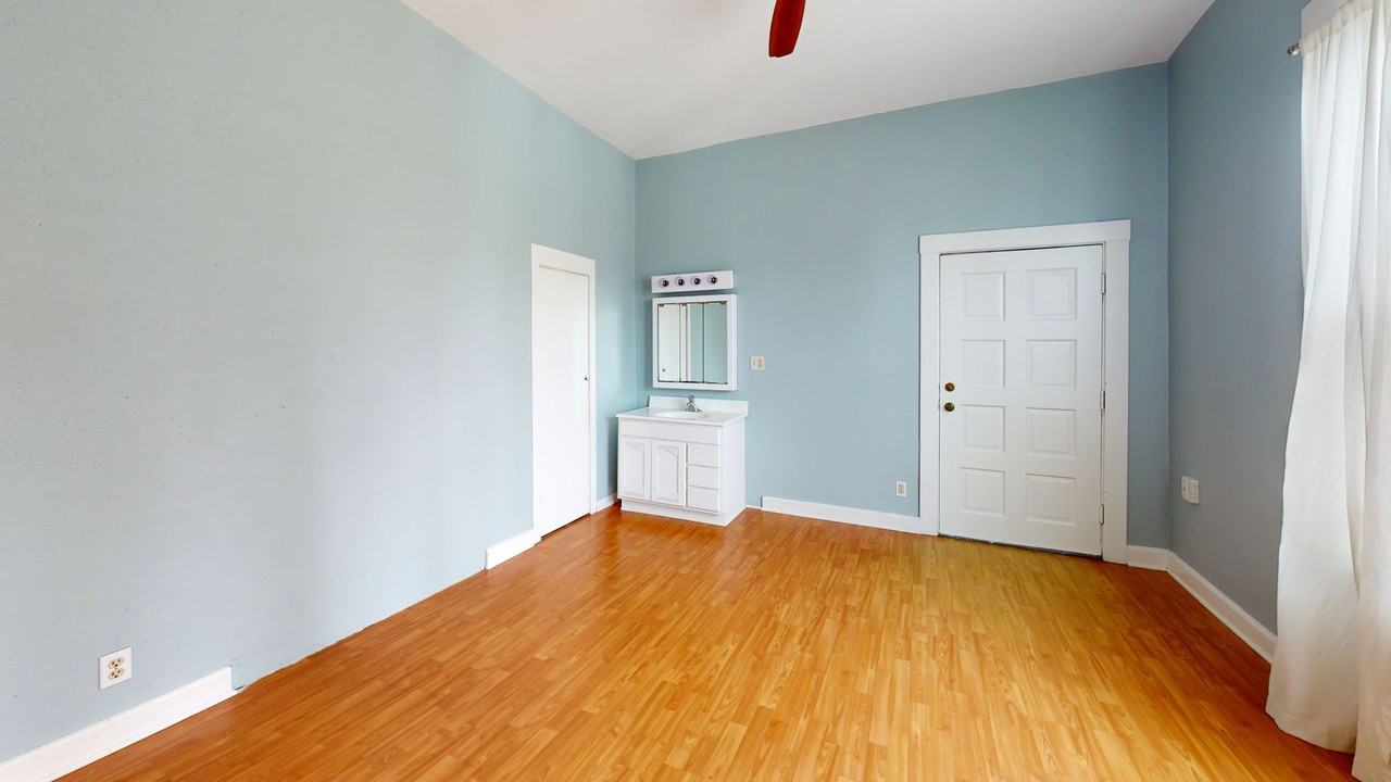 918 10th St - Photo 4 of 20