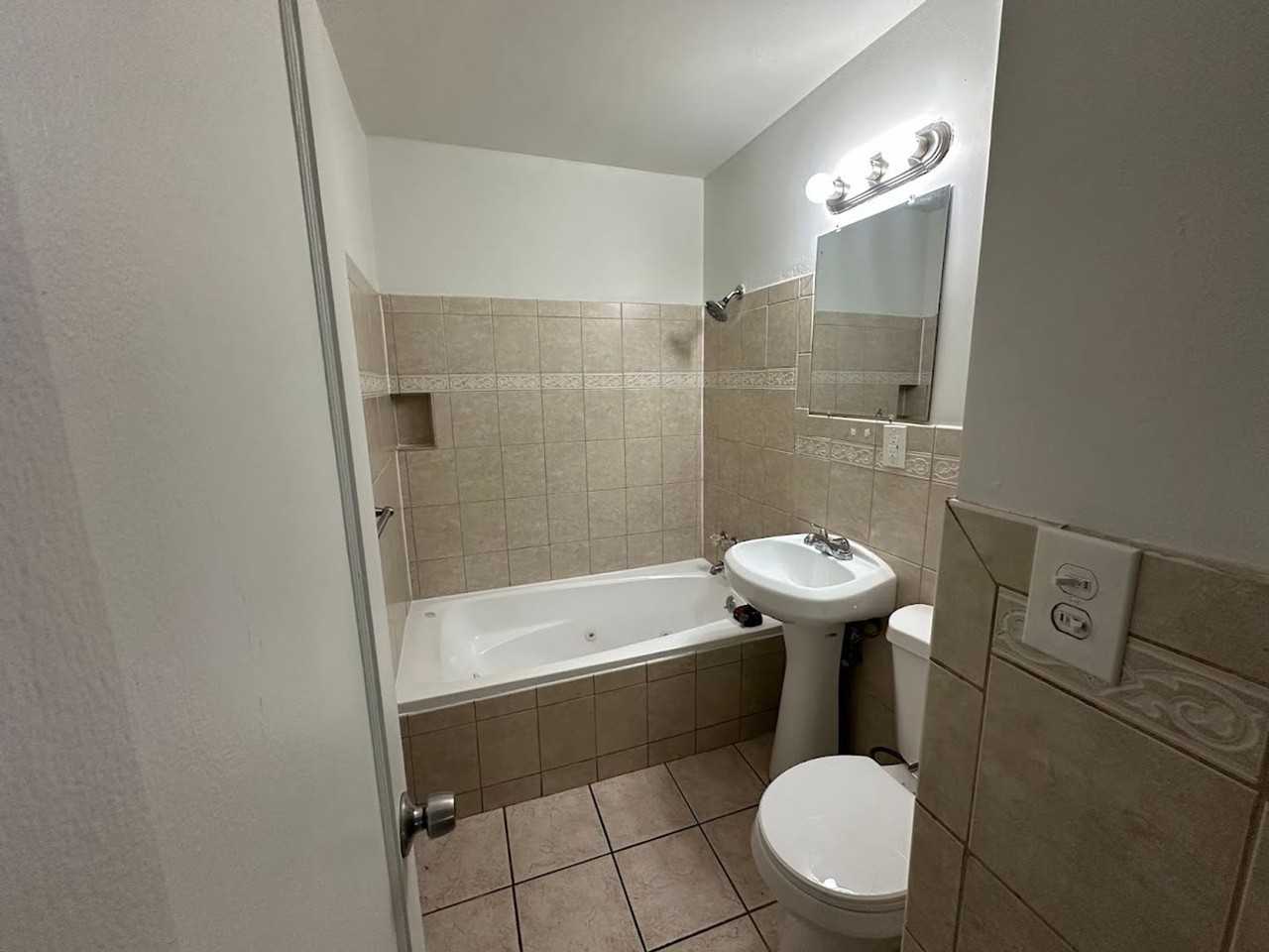 1226 Jamaica St - Photo 4 of 20