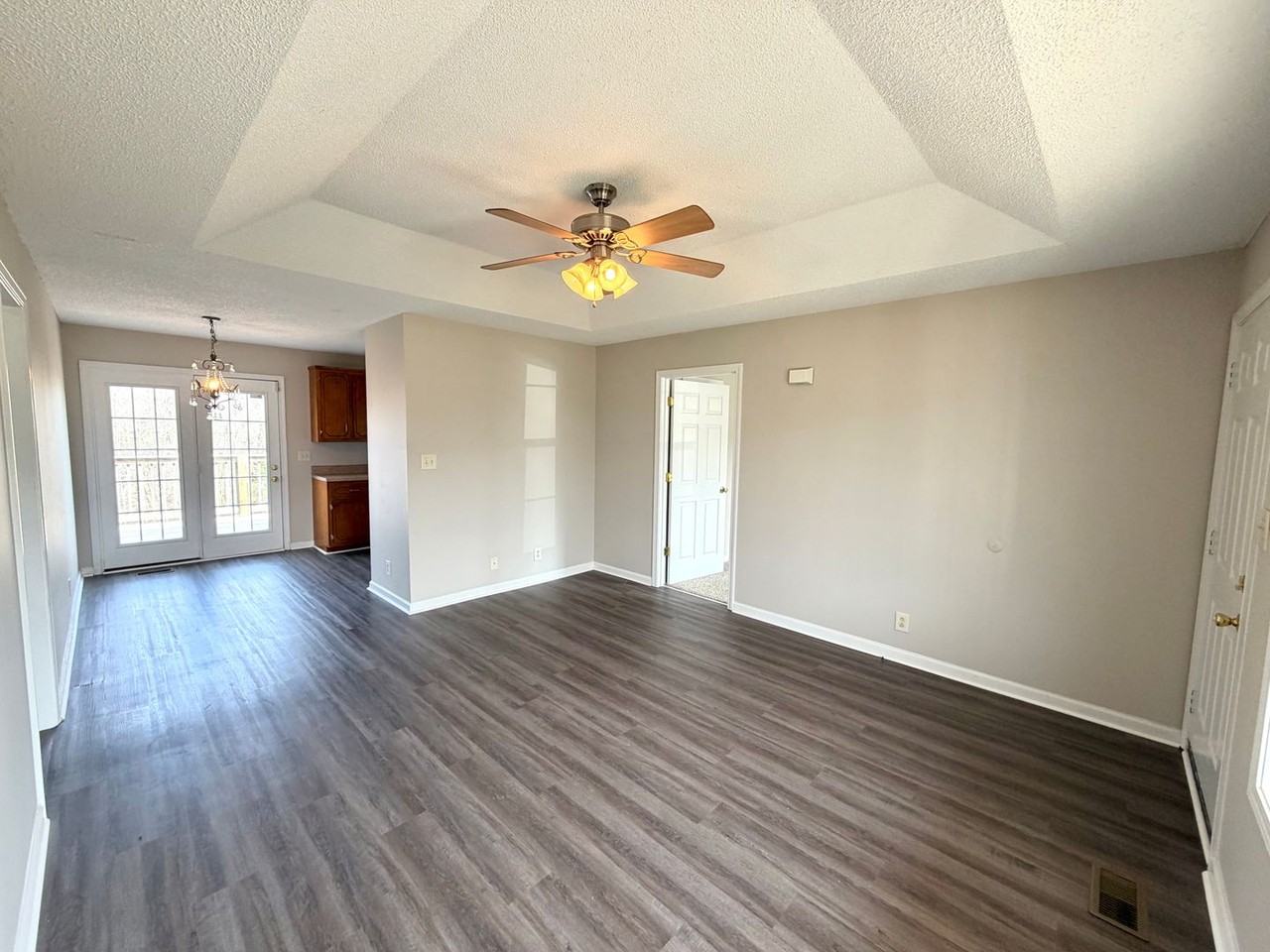 935 Lindsey Dr - Photo 3 of 24