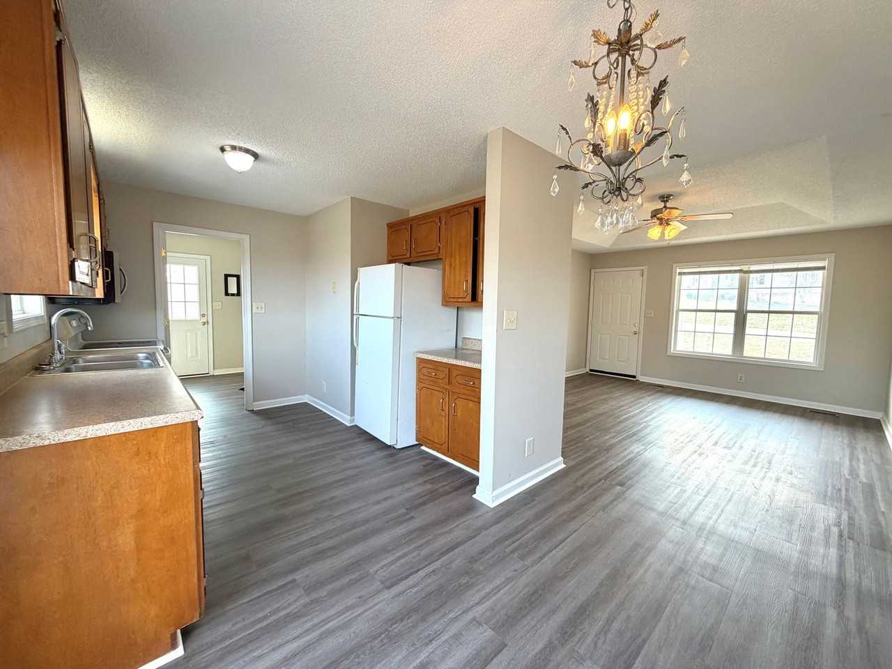 935 Lindsey Dr - Photo 5 of 24