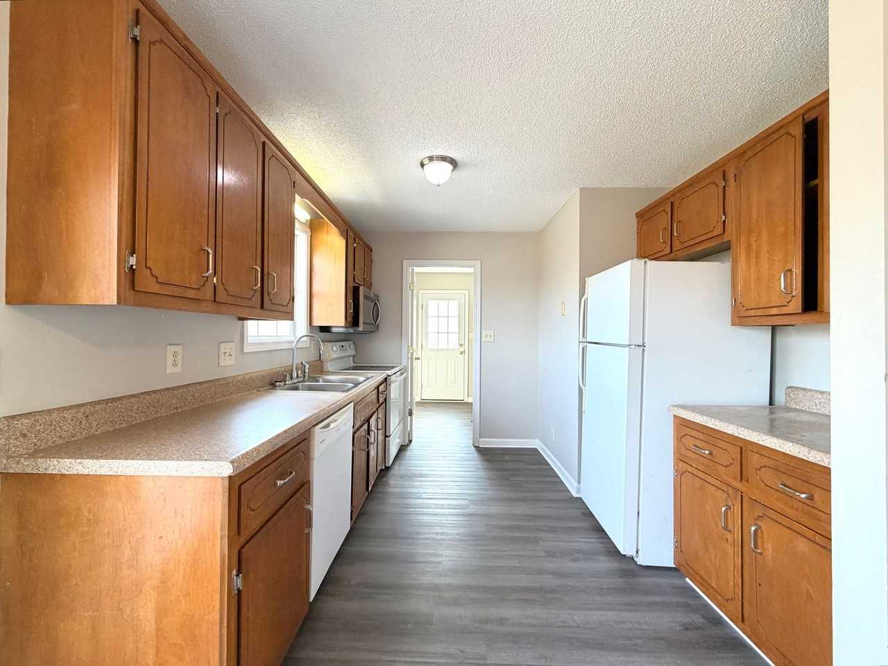 935 Lindsey Dr - Photo 6 of 24