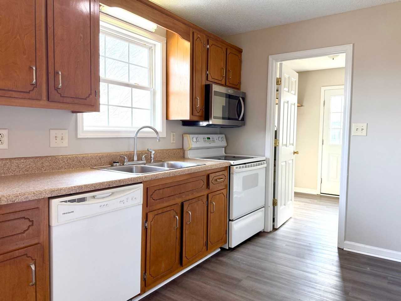 935 Lindsey Dr - Photo 7 of 24