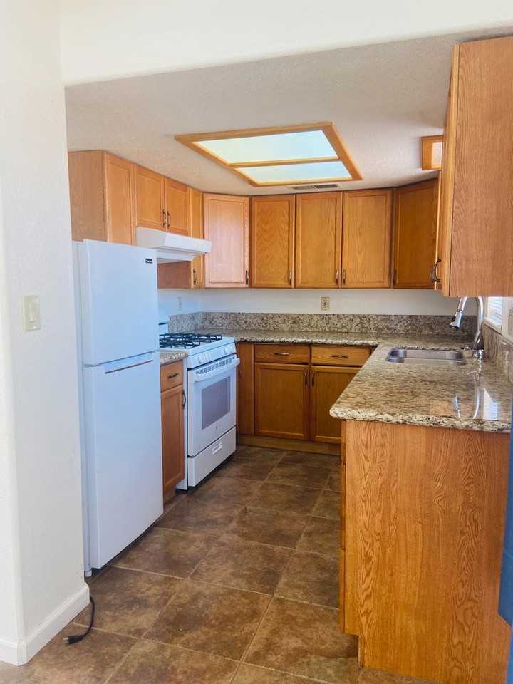 221 N Helena St - Photo 3 of 11