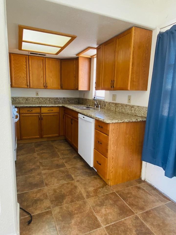 221 N Helena St - Photo 4 of 11