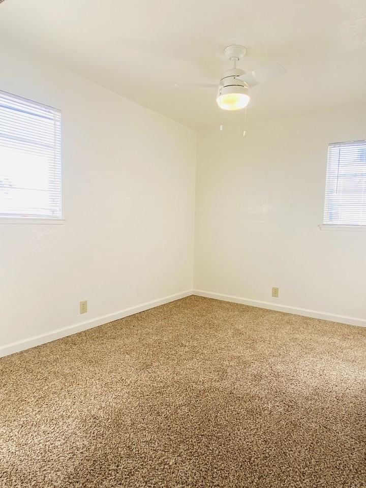 221 N Helena St - Photo 7 of 11