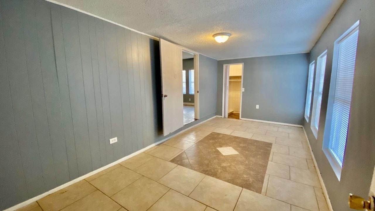 2106 32nd St - Photo 4 of 14