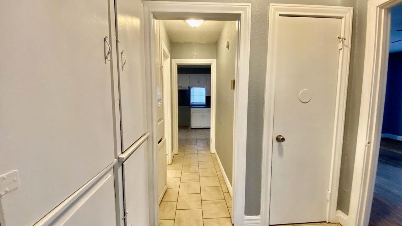 2106 32nd St - Photo 6 of 14