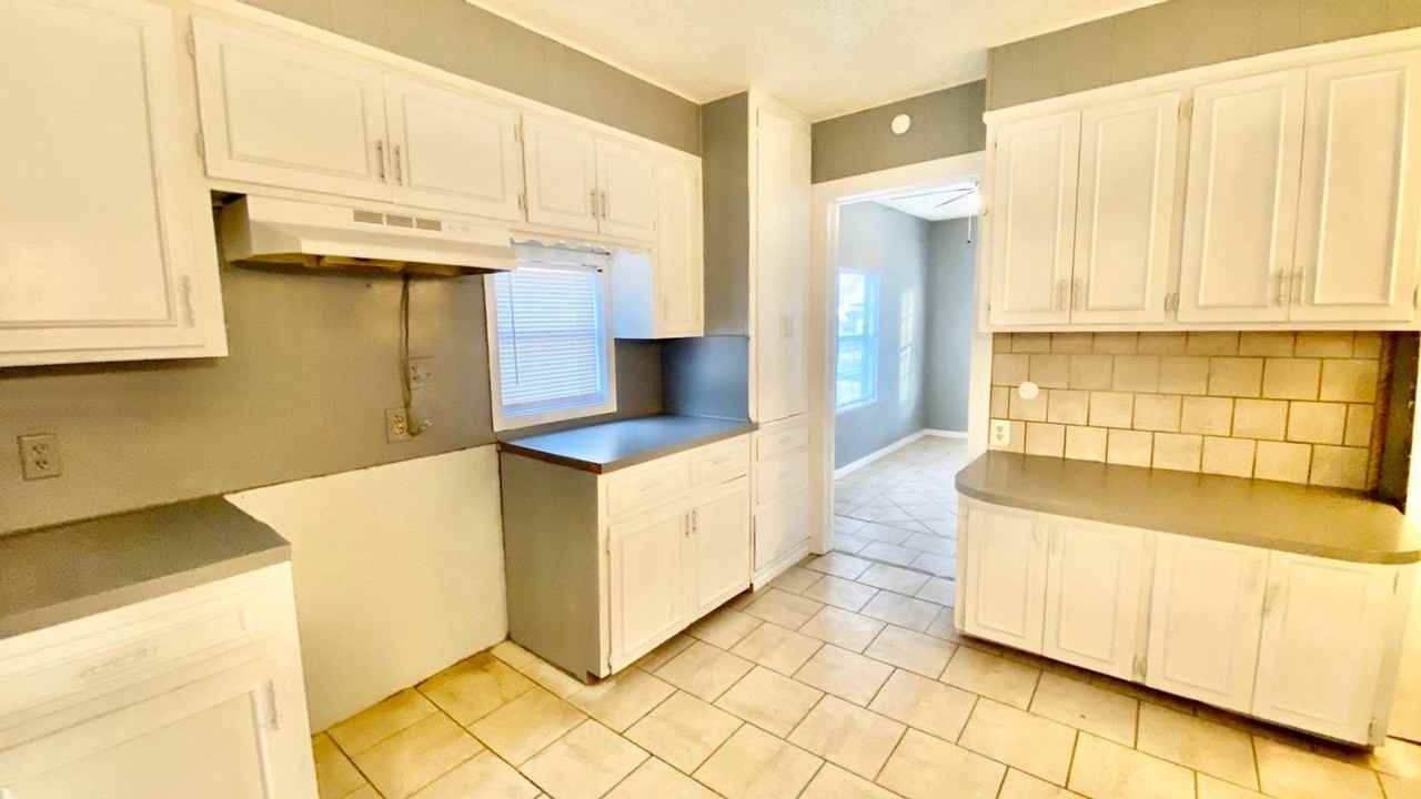 2106 32nd St - Photo 7 of 14