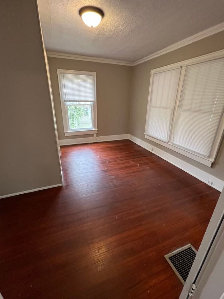 901 Moss St - Photo 2 of 7