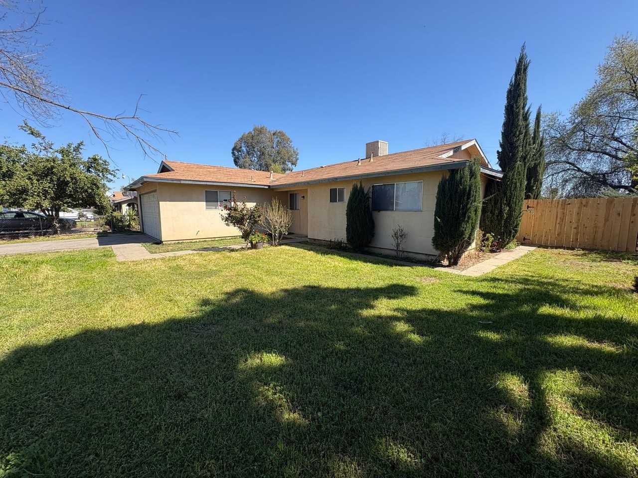 564 N Dwight Ave - Photo 2 of 23