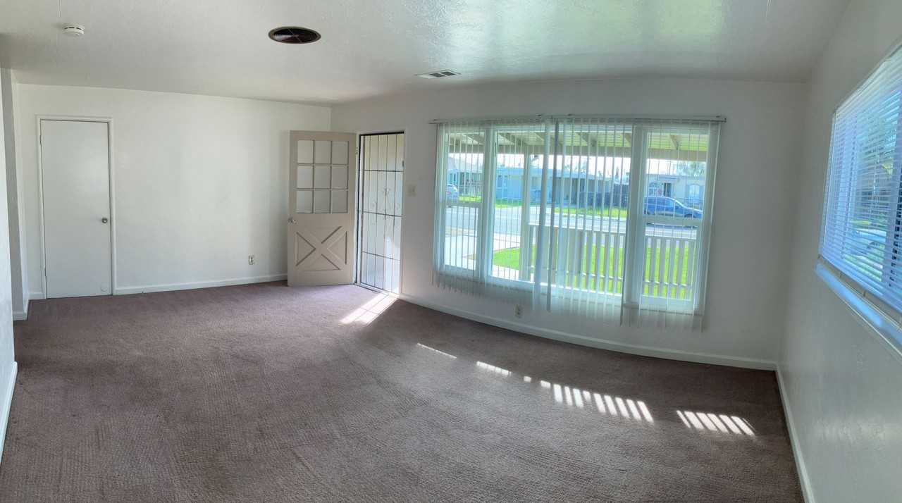 2700 Whitcomb Way - Photo 3 of 14