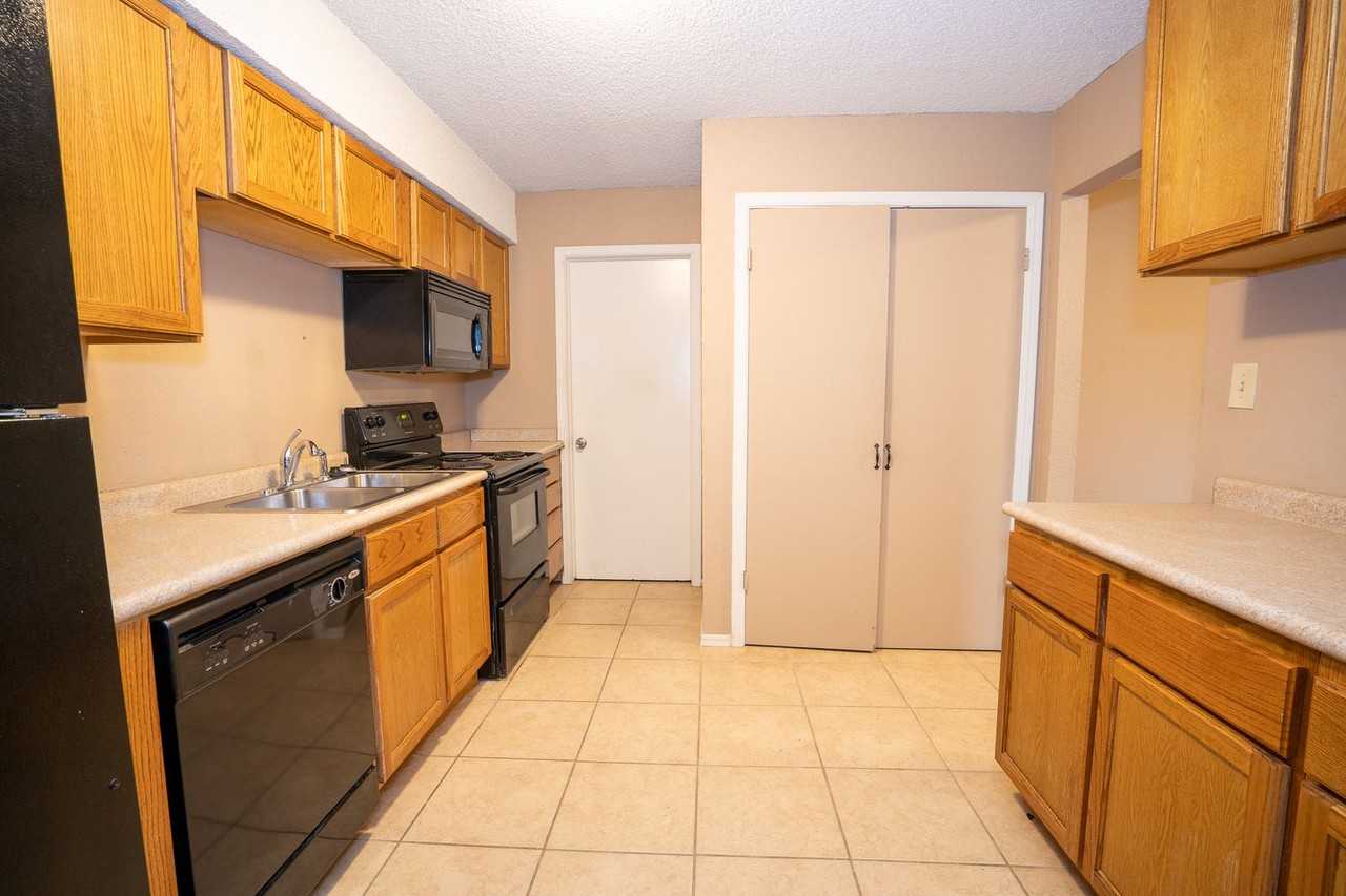 6521 E 50th St - Photo 4 of 13