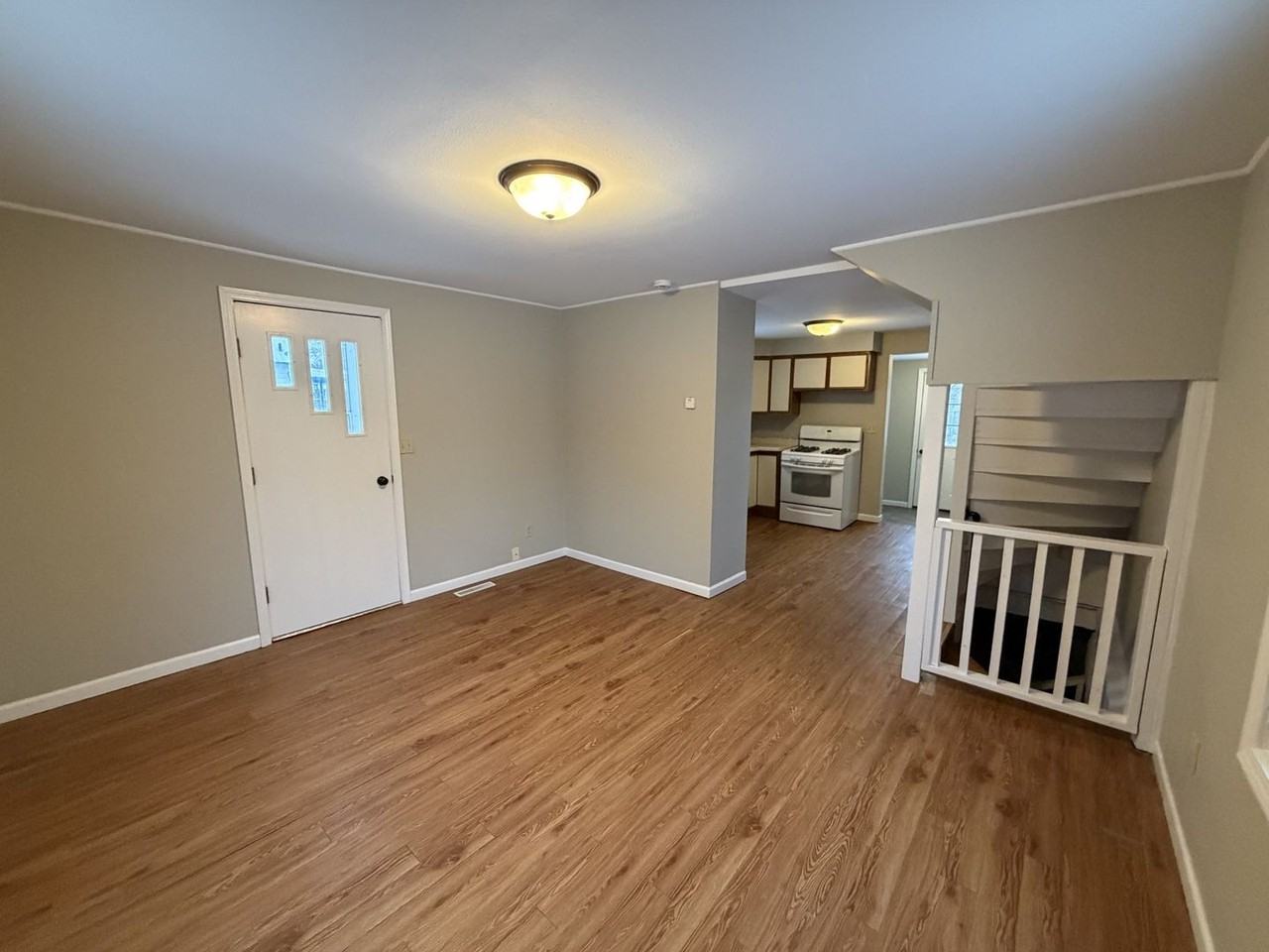 323 Selma St - Photo 2 of 15