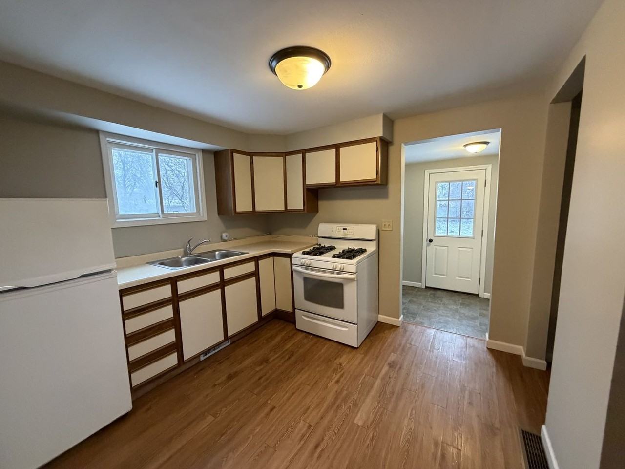 323 Selma St - Photo 3 of 15