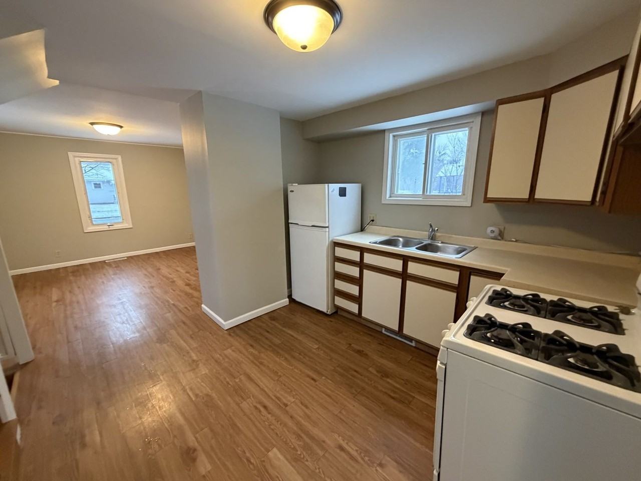 323 Selma St - Photo 4 of 15