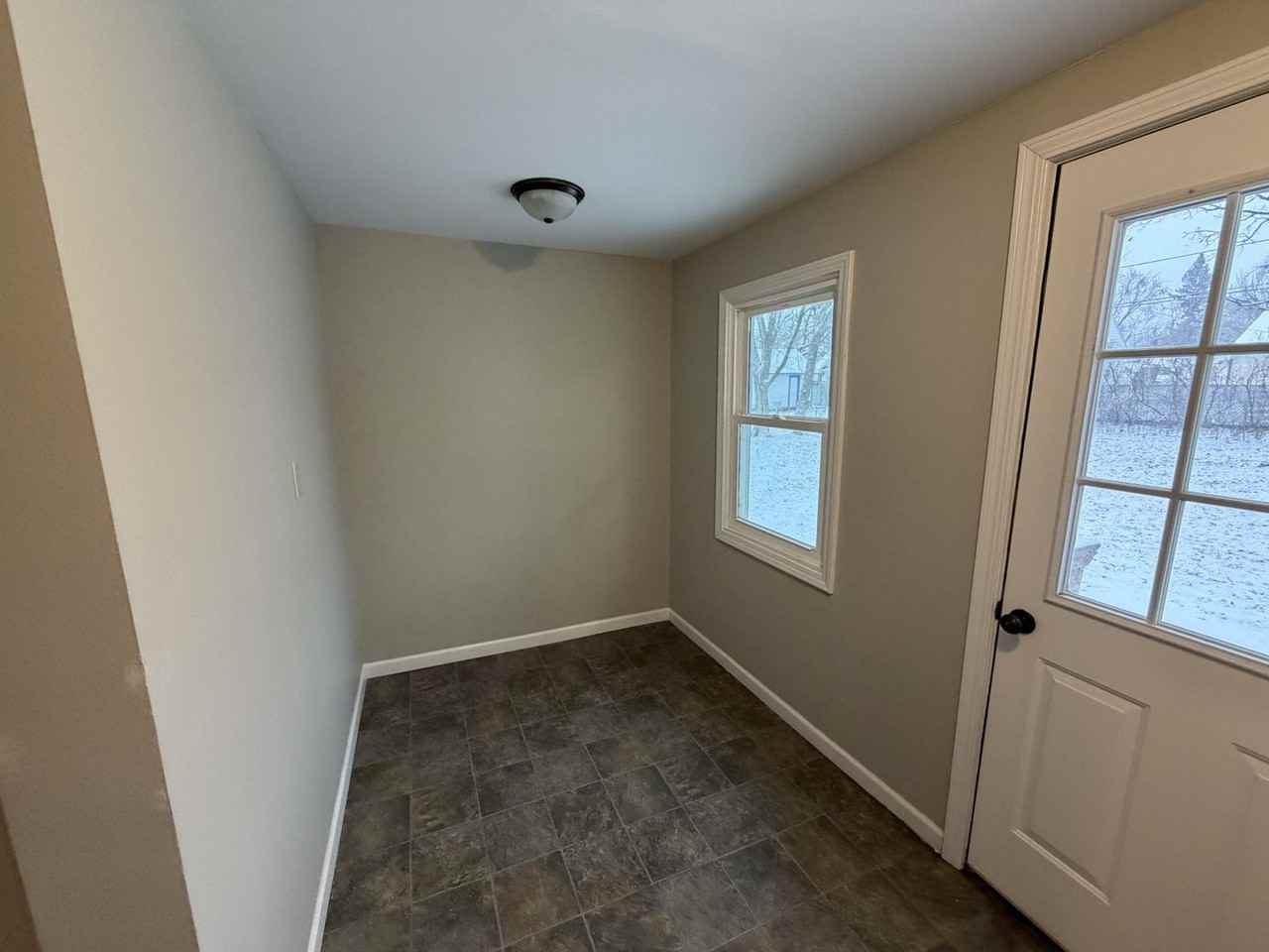 323 Selma St - Photo 6 of 15