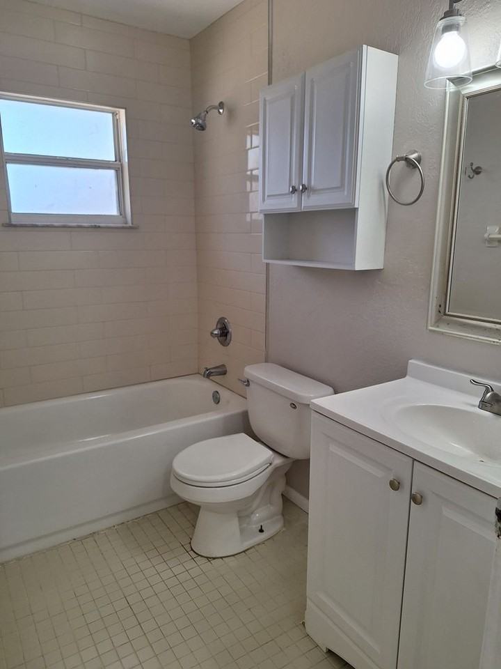 1727 Hill St - Photo 7 of 11