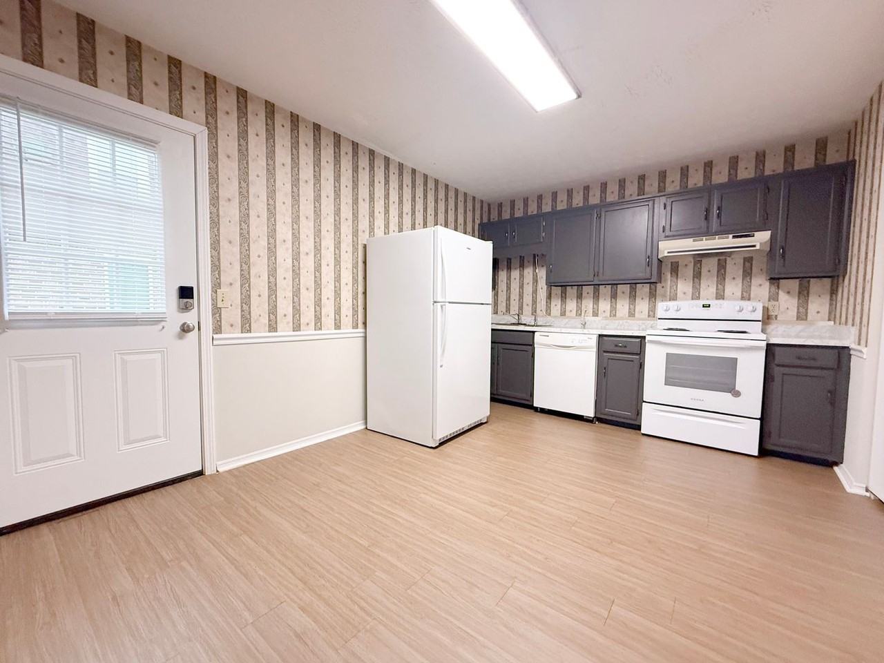 341 N Walnut Ave - Photo 7 of 24