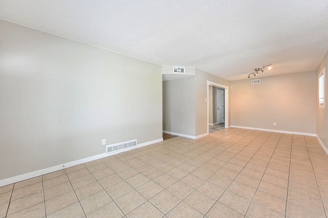 916 Victor St - Photo 2 of 20