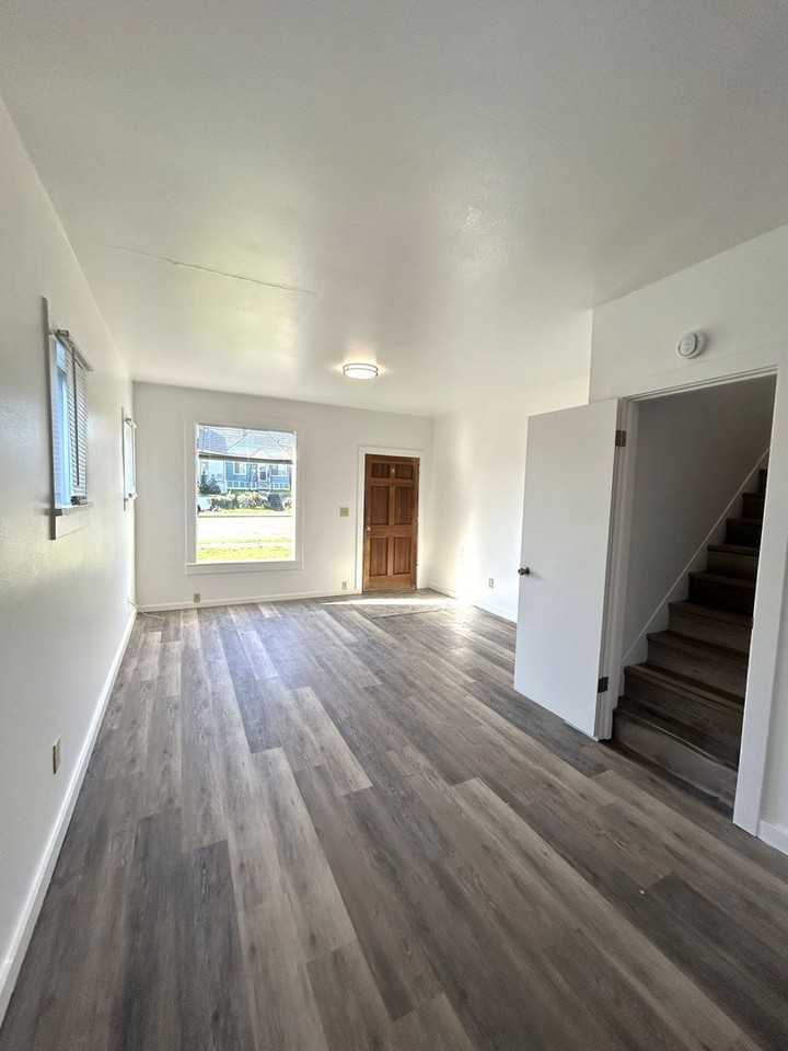 2305/2307 Rockefeller Ave - Photo 2 of 11