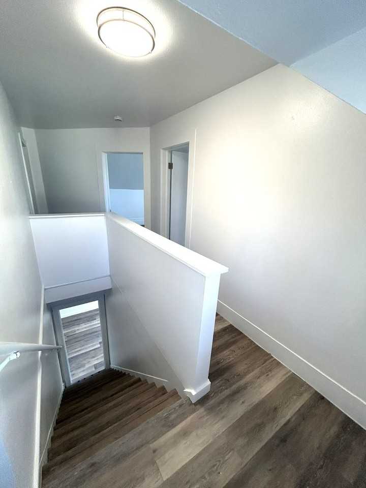 2305/2307 Rockefeller Ave - Photo 5 of 11