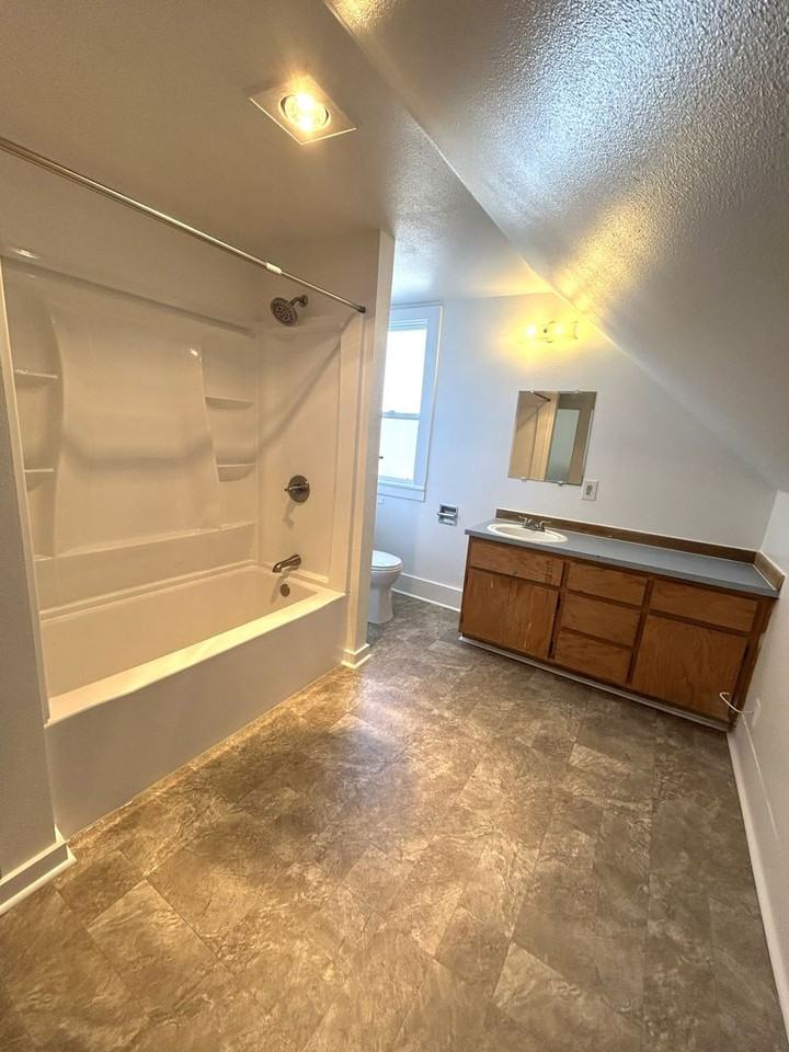 2305/2307 Rockefeller Ave - Photo 7 of 11