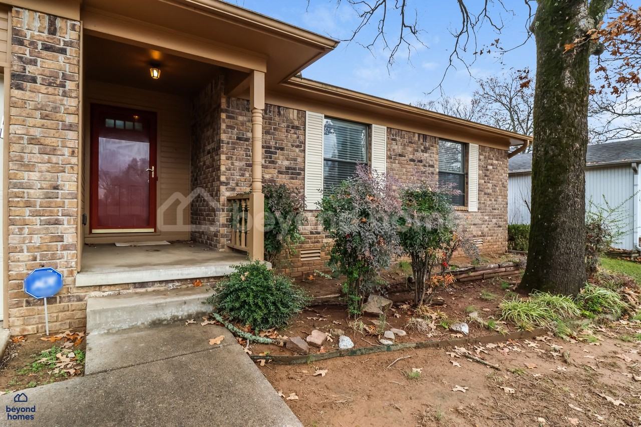 2211 E Maryland Ave - Photo 3 of 23