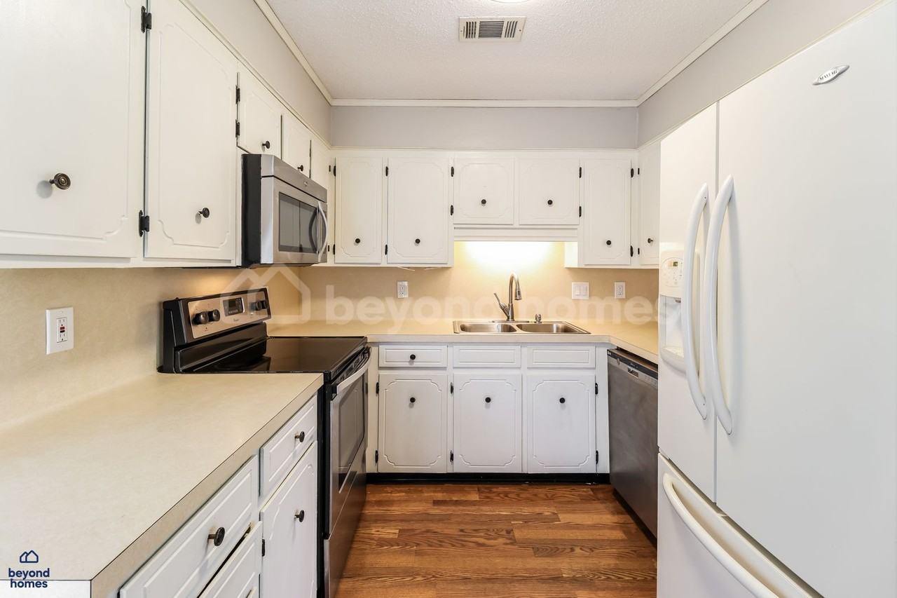 2211 E Maryland Ave - Photo 7 of 23