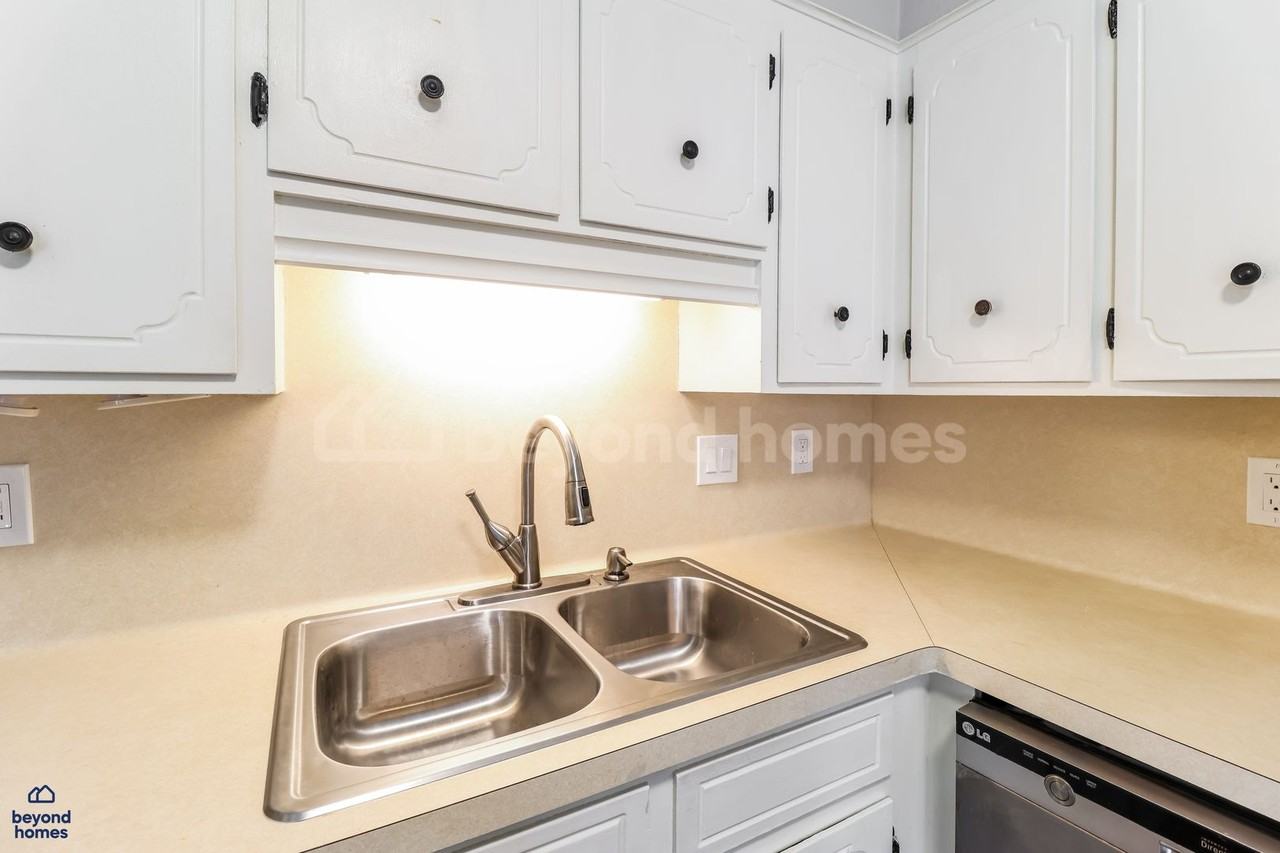 2211 E Maryland Ave - Photo 7 of 23