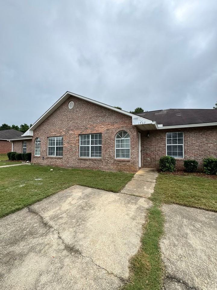 1965 Rosie St - Photo 2 of 12