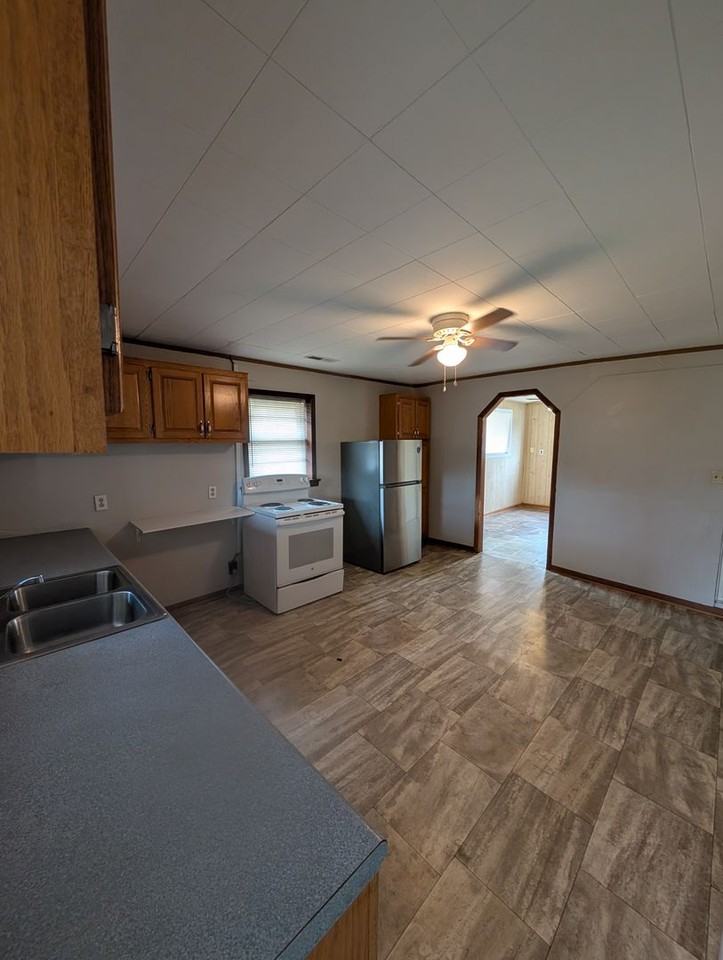 1542 Burning Bush Rd - Photo 3 of 9