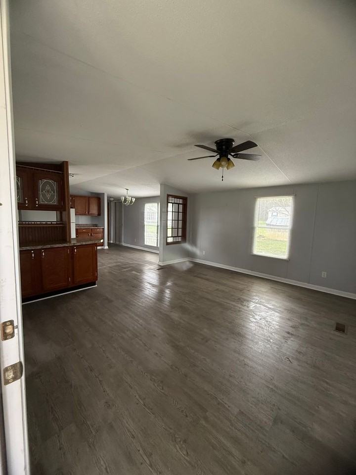 232 White Rd Se - Photo 2 of 9