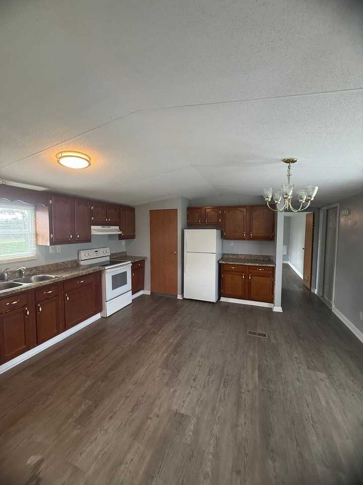 232 White Rd Se - Photo 3 of 9