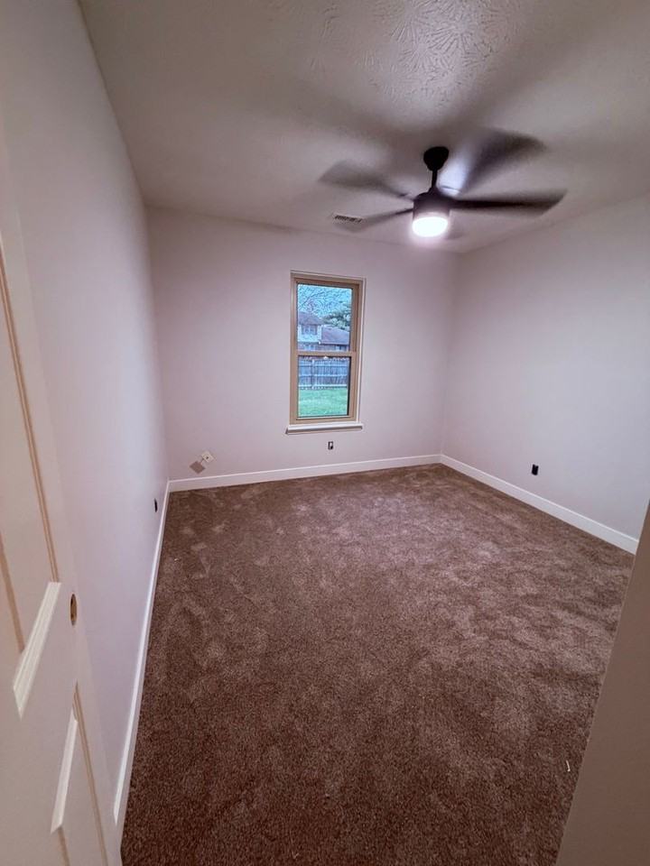 1078 Barcelona Dr - Photo 4 of 7