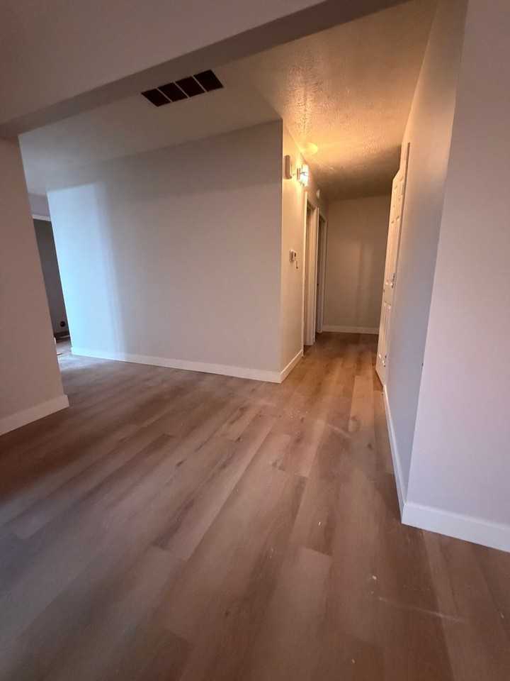 1078 Barcelona Dr - Photo 5 of 7