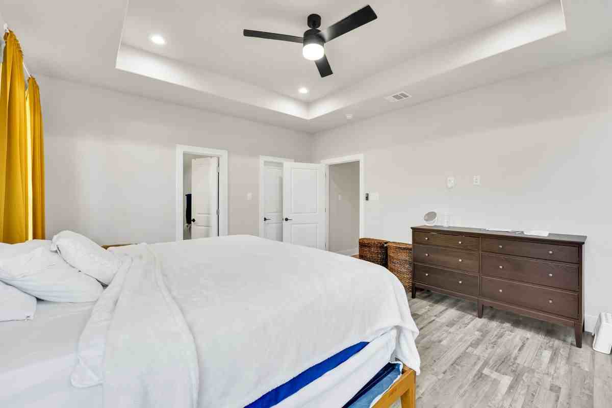 4621 Collins Ave - Photo 6 of 28