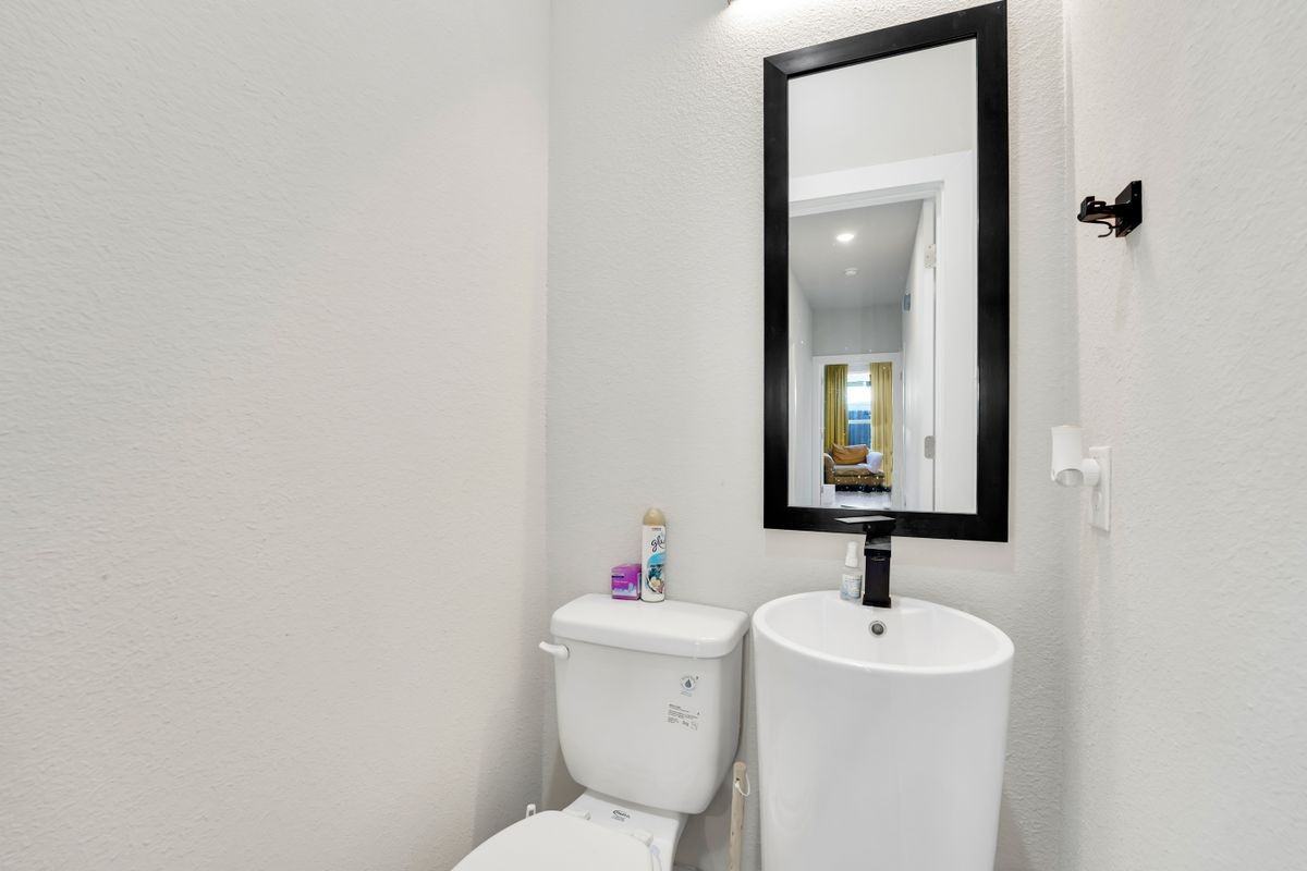 4621 Collins Ave - Photo 7 of 28